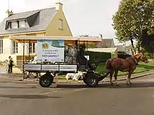 Charrette attelée d'un cheval de trait roux