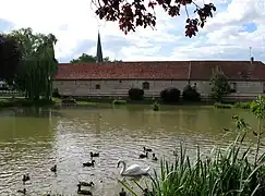 La mare devant les communs du château.