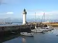 Port-Haliguen : vue partielle et le phare.