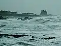 Le château Turpault un jour de tempête vu de la mer.