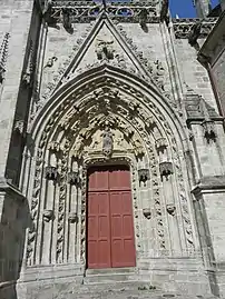 Portail sud : « Portail de Notre-Dame » ou « Portail de Sainte-Catherine » orné d'une plate-bande à coussinets arrondis et d'un fronton armorié.