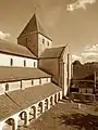 Le cloître et les deux arcades de la salle capitulaire.