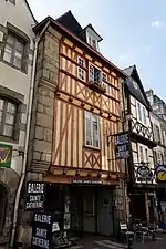 Immeuble (point de vue sur les flèches de la cathédrale)maison avec pignon sur rue, façade enduite, entourage des baies en pierre de taille (en 1953)