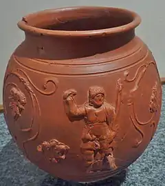 Carhaix-Plouguer : vase gallo-romain à décor de guerrier, du dieu Bacchus et de pampres (entre 180 et 250 apr. J.-C.).