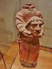 Statue de saint Trémeur portant sa tête coupée (provenant de l'ancienne chapelle de Coat-Quéau en Scrignac), musée départemental breton, Quimper.