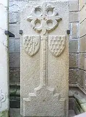 Quimper : dalle funéraire en granite du XVe siècle.