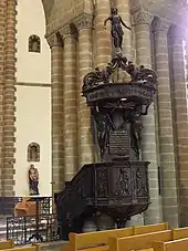 Photographie d'une chaire à prêcher en bois sculpté