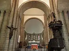 Photographie d'un chœur d'église voûté en cul-de-four