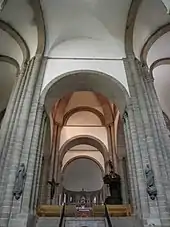 Photographie d'un intérieur d'église de plan centré, avec le collatéral annulaire et le carré central