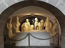 Photographie d'un groupe sculpté en pierre blanche représentant la Mise au Tombeau du Christ