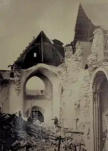 Photographie ancienne d'une église partiellement effondrée