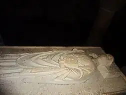 Photographie d'un gisant d'abbé en pierre calcaire