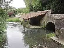 Pont et lavoir sur l'Auxance à Quinçay.