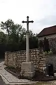 Croix au bourg, près du château.