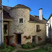 Vieille maison avec tour.