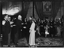 M. de Fontenay remet la médaille à Mme et M. Brunet-Joly lors d’une réception des athlètes olympiques français à l’hôtel de ville de Paris, le 20 octobre 1932.