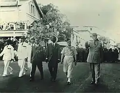 Réception du Général de Gaulle (26 août 1958) - x, x, Pierre Messmer (Haut Commissaire de la République), Bernard Cornut-Gentille (Ministre de la France d'Outremer), Valdiodio N'diaye, x, Général de Gaulle