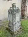 Petit monument aux morts au cimetière.