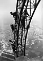 Travail sur corde : peintre sur la Tour Eiffel en 1924.