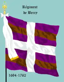 Vue d’un drapeau avec une croix blanche verticale sur fond violet avec deux bandes brunes horizontales.