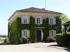 Maison située dans le village.