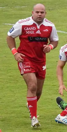 Un joueur de rugby de face, à la course