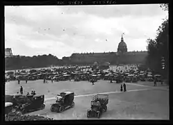 Photo en noir et blanc avec voitures sur l'esplanade des Invalides.