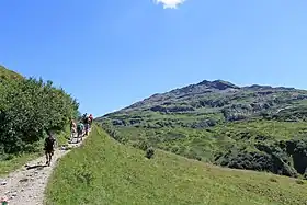 Vue de la pointe Noire de Pormenaz depuis le pied de la chaîne des Fiz au nord-ouest.