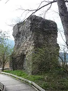 Vue de la tour de Beauvivier en ruine.