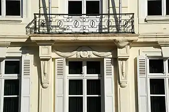 Le balcon et son étrange décoration.