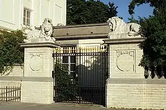 La grille d'entrée de l'aile sud gardée par deux lions de pierre.