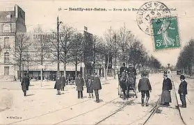 Route de la Révolte vue de la porte Maillot vers la porte des Ternes(vers 1910).