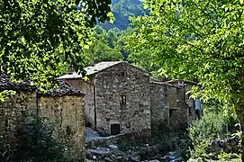 Maisons de Bulnes au bord du Río Tajo (rivière)