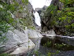 cascade sur le río Camaces.