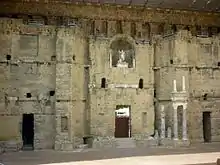 Le mur de scène du théâtre d'Orange avec la statue d'Auguste