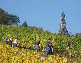 Le monument domine le vignoble.