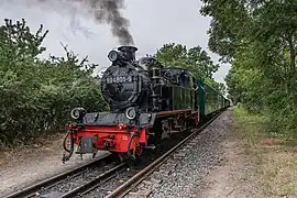 Train historique de la compagnie ferroviaire Rügensche Kleinbahn sur la ligne Putbus en gare de Lauterbach, tracté par une locomotive DRG Class 99 (Baureihe 99 (de)). Aout 2022.