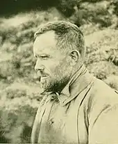 photographie noir et blanc d'un homme barbu.