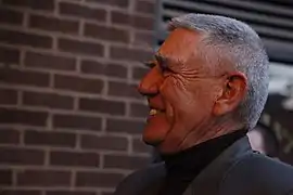 Photo de profil d'un homme âgé souriant aux cheveux gris courts