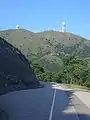 La route Tai Mo Shan et le sommet Tai Mo Shan, au loin, sur lequel se trouvent des tours de télécommunication et un radar météorologique