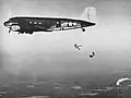 Parachutistes de l'USMC sautant à haute-altitude d'un C-47