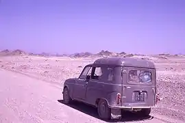 Fourgonnette Renault 4 en Iran entre Kerman et Bam en 1969.
