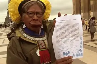 Le chef Raoni et les premières signatures de sa pétition internationale contre le barrage de Belo Monte, en 2011.