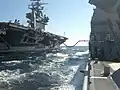 Ravitaillement en mer entre le porte-avions USS George Washington et l'USS Normandy