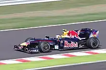 Vue de gauche de la Red Bull RB5 de Vettel sur le circuit de Suzuka