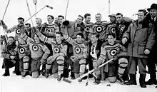 Photographie en noir et blanc de joueurs de hockey sur glace célébrant.