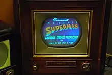 Une télévision avec le générique d'un dessin animé de Superman figurant sur l'écran.