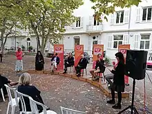 Sous les platanes un studio radio improvisé en plein air avec deux femmes journalistes interviewant en direct trois responsables chrétiens, catholique, protestant et orthodoxe et deux responsables de radio