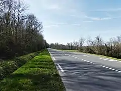 La RD 710 au nord du bourg.