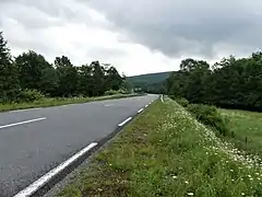 La route départementale 982 dans la Creuse, sur la commune de Croze, en vallée de la Creuse.